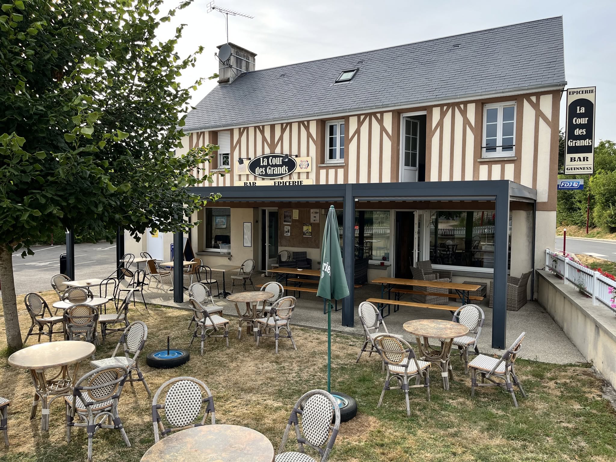 Épicerie Bar La Cour Des Grands
