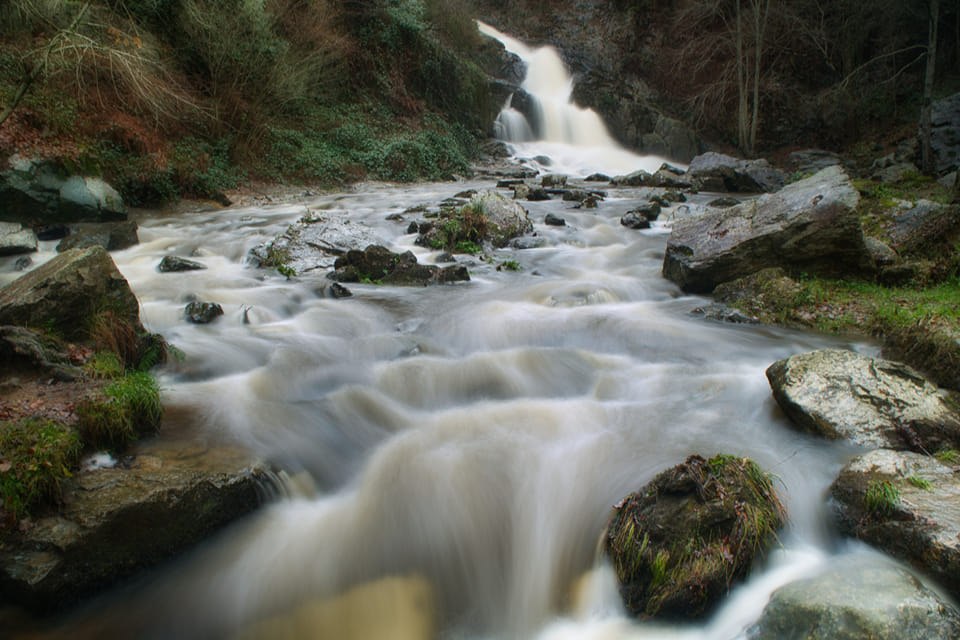 Pourquoi y a-t-il des cascades à Mortain ?